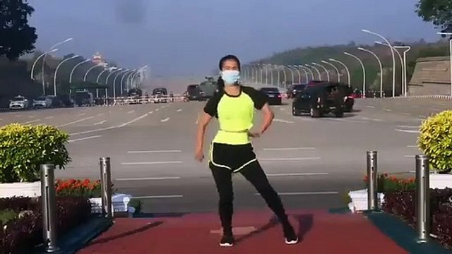 Une prof de cardio birmane dans alors qu'un coup d'état a lieu derrière elle