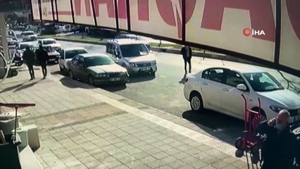 Yaşananlar kamerada... Hareket halindeki araca telefonunu vurup 'Araç bana çarptı' diyerek para istedi