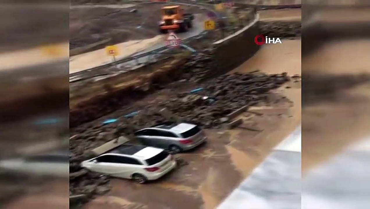 İzmir sular altında kaldı, yolda kalan araçlar büyük hasar gördü