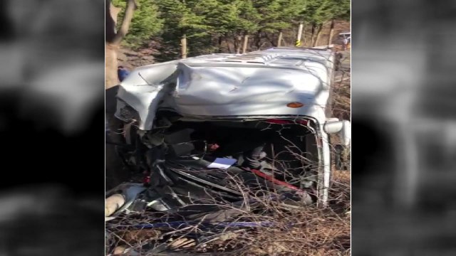 중학생 축구단 탄 버스, 나무와 충돌...1명 사망·30명 부상 / YTN