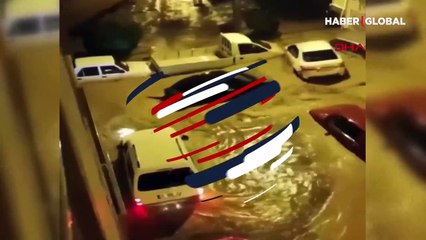 İzmir'de sele kapılarak sürüklenen araçlar kamerada