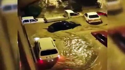 İzmir'de sel suyu araçları böyle sürükledi