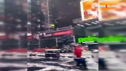 'Çıplak Kovboy' Times Meydanı'nda ilgi odağı oldu