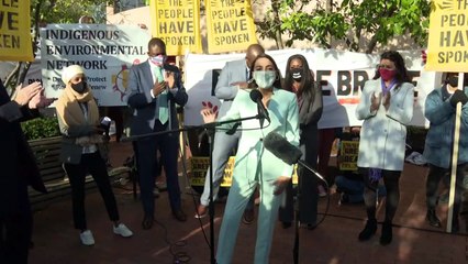 AOC revela ter sofrido agressão sexual