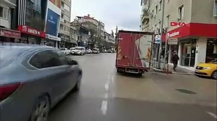 Kamyonetin açık kalan kapısının yayaya çarptığı an kamerada