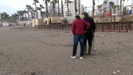 Dev dalgalar eşliğinde sahilde define aradılar