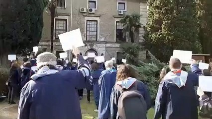 Boğaziçili akademisyenler öğrenciler için protestoda