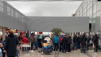 جزائريون عالقون في الخارج يطالبون سلطات بلدهم بفتح الأجواء