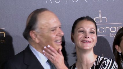 Esther Doña, paseo cómplice con un acompañante por las calles de la capital