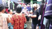 Relawan Bagikan Pakaian Dalam Untuk Korban Banjir