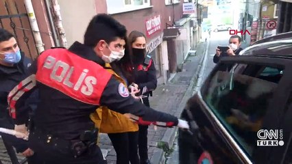 Ev arkadaşını göğsünden bıçakladı