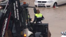 İzmir'de Araçlar Selde Mahsur Kaldı; Yardıma Polisler Koştu