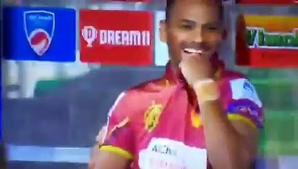 अबु धाबी T10: फील्डर बदलता रह गया जर्सी और गेंद बाउंड्री से बाहर, देखें वायरल वीडियो