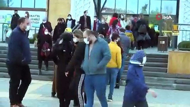 AVM'de uzun kuyruklar oluştu, sosyal mesafe unutuldu