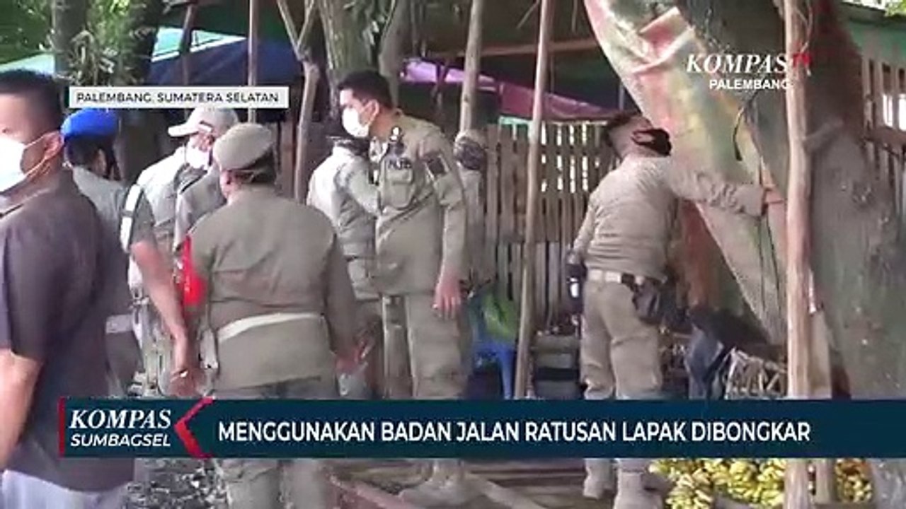 Menggunakan Badan Jalan Ratusan Lapak Dibongkar
