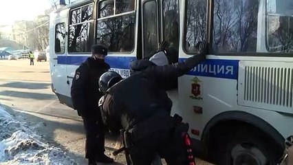 Navalny no tribunal; apoiadores detidos