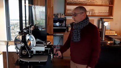 Au domaine de Baulieu, à Auch, une belle machine mécanique à trancher le jambon en accès libre pour les clients
