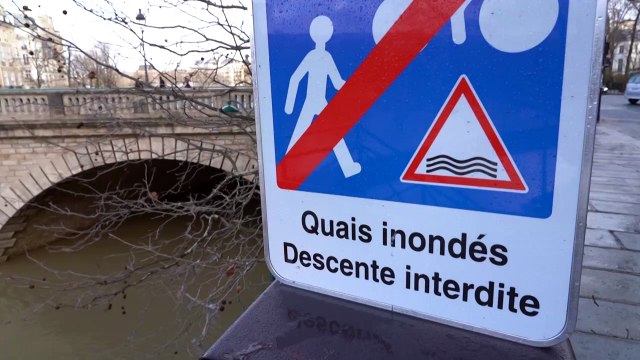 Paris: les voies sur berges inondées par la crue de la Seine