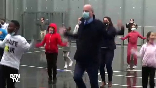 Jean-Michel Blanquer fait du sport avec des élèves