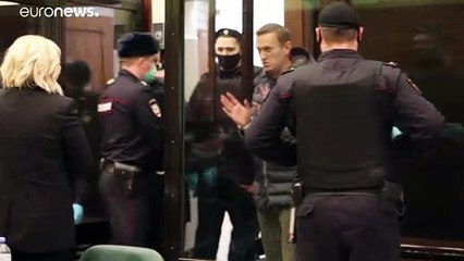 Tải video: Навальный потребовал освободить его в зале суда