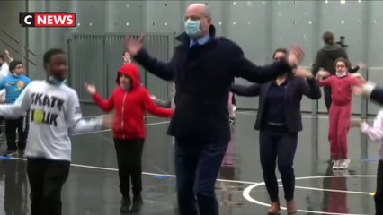 Jean-Michel Blanquer fait du sport avec les élèves