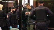 Navalny alla sbarra e fuori i suoi sostenitori protestano. Oltre 230 arresti da parte della polizia