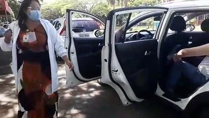 Idosos são vacinados em drive-thru do Parque da Cidade
