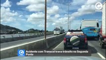 Acidente com Transcol trava trânsito na Segunda Ponte