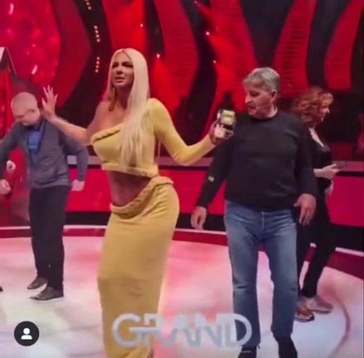 Jelena zaigrala u prvokativnoj haljini, a Bosanac nije mogao odoliti da ne pipne...