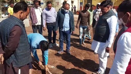 घटीया काम पर नाराज हुए विधायक, रुकवाया काम