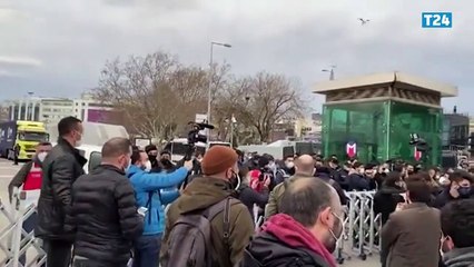 Download Video: Kadıköy'de Boğaziçi Üniversitesi öğrencilerine destek için toplanan gruba polis müdahalesi