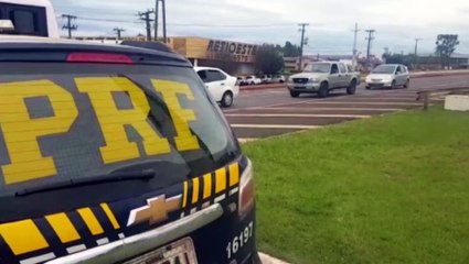 Veículos com pendências na documentação são apreendidos pela PRF no Trevo Cataratas