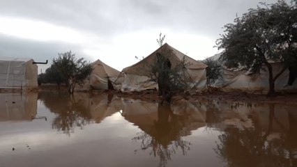 الأمطار تدمر عشرات المخيمات في إدلب وريف حلب