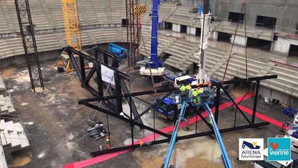 Pose d'une poutre de 100 tonnes à l'Arena Futuroscope
