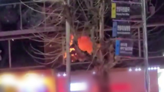 식당 화재로 30명 대피...1명 구조 / YTN