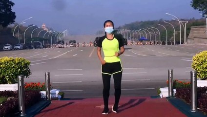 Birmanie: Une prof d’aérobie filme son entraînement sans se rendre compte qu'il y a un coup d’État derrière elle