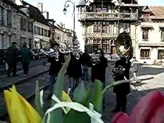 Musique et fleurs à Moret