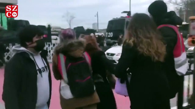 Polisin gözaltına aldığı kadın: Rektörü istemeyen öğrencilere destek olduğum için götürülüyorum