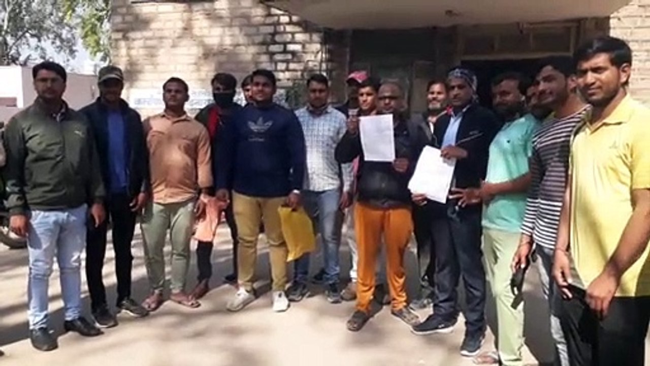 तहसील कार्यालय में विरोध प्रदर्शन कर,एसडीएम को सौंपा ज्ञापन