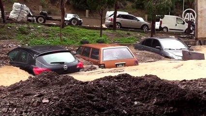 İzmir'deki sağanak nedeniyle bazı araçlar toprak altında kaldı