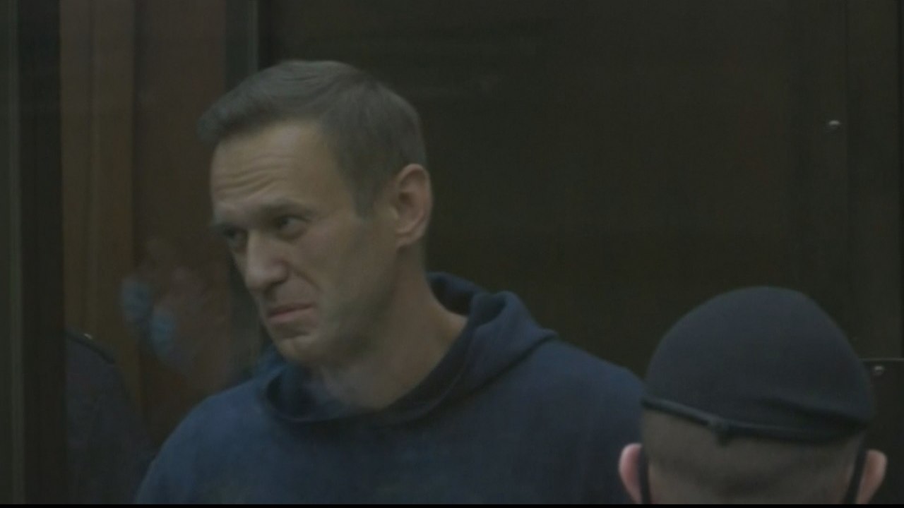 Russian court jails Alexey Navalny over parole violations