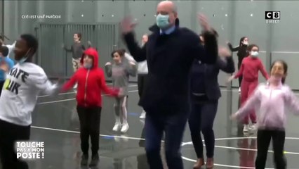 Jean-Michel Blanquer en cours de sport dans une école