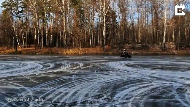 Ces fous font de la moto sur un lac gelé