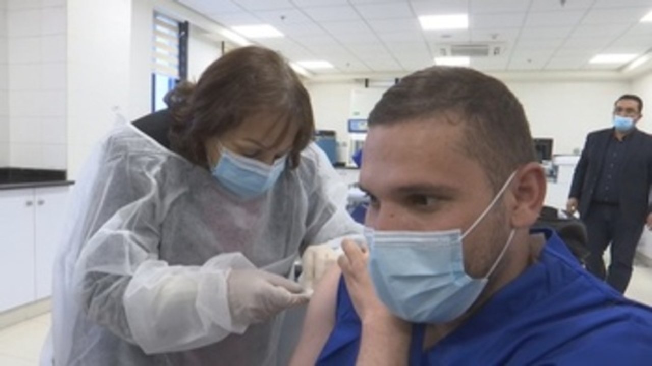 Ministra de Sanidad y sanitarios, primeros en vacunarse en Cisjordani