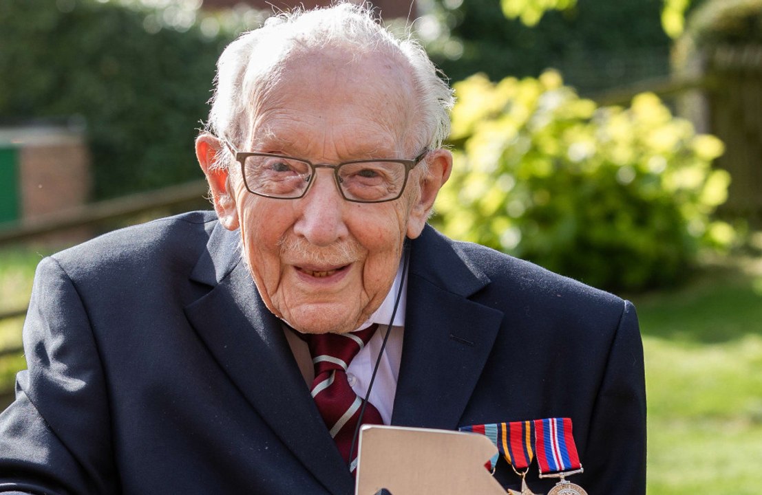 Veterano que arrecadou £33 milhões para SUS britânico morre de Covid-19 aos 100 anos