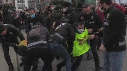La policía turca dispersa una protesta contra la detención de estudiantes