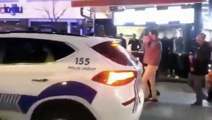 Polis aracını tekmelediler! Çevreye saldırdılar!