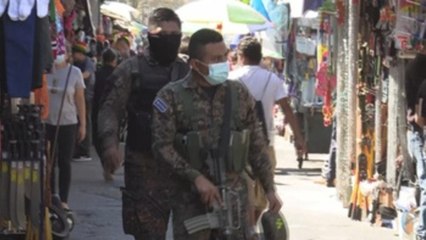 Consulta a fuerzas armadas sobre reforma constitucional alarma a activistas de El Salvador