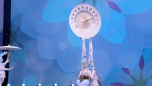 最美“孔雀开屏”！杂技《蹬伞·盛世》再现“轻蹬技”