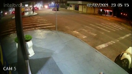 Download Video: Câmeras flagram acidente que deixou motorista gravemente ferido na Rua Pio XII, no Bairro Neva